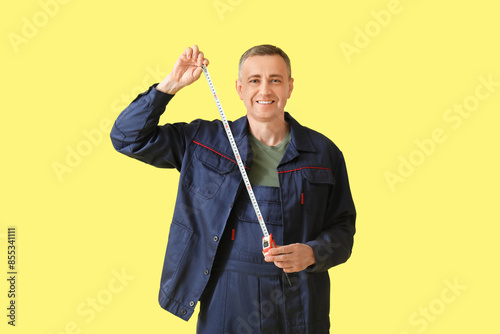 Male construction worker wi...