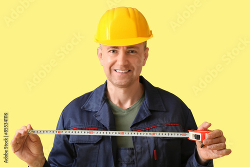 Male construction worker wi...