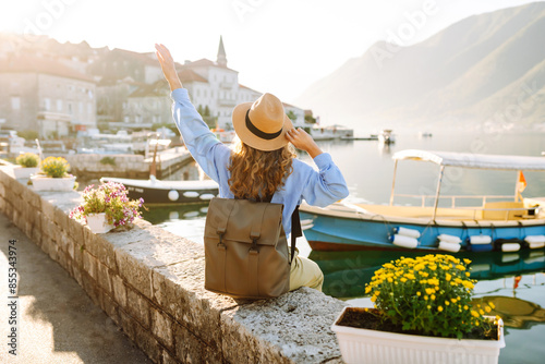 Fotografie Beautiful tourist woman walking outdoors at seaside onresort