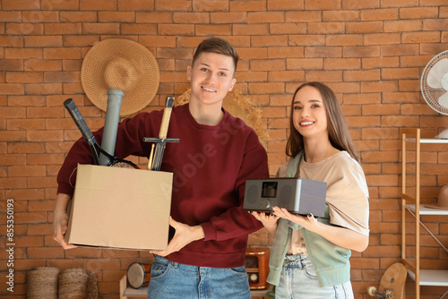 Young couple with box of un...