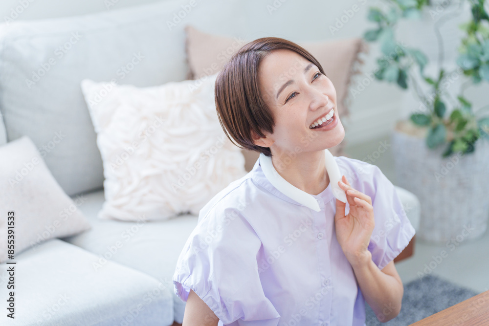 アイスリングをつける女性(夏・熱中症対策) アイスリングをつける女性(夏・熱中症対策)