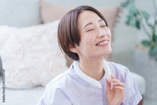 アイスリングをつける女性(夏・熱中症対策) Free Download アイスリングをつける女性(夏・熱中症対策) - GFXLoad