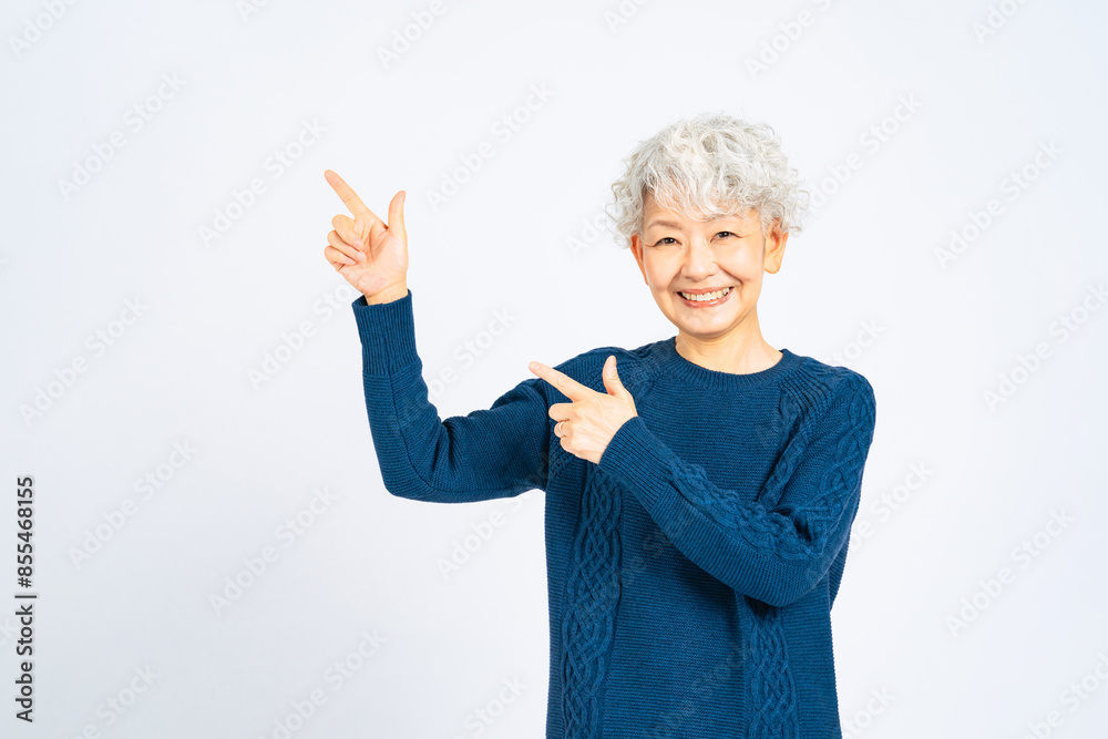 指さし案内するシニア女性 指さし案内するシニア女性