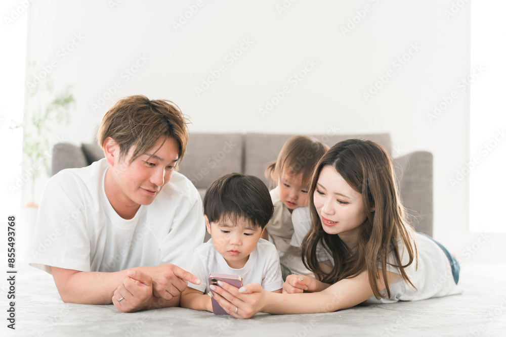 家のリビングでスマホを見る笑顔の日本人家族(動画・ファミリー)
家のリビングでスマホを見る笑顔の日本人家族(動画・ファミリー)