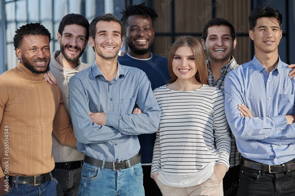 Obraz premium Successful business team smiling while standing in the office