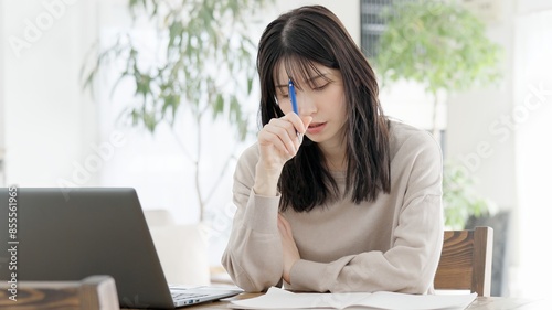 Foto 勉強で行き詰まる女性