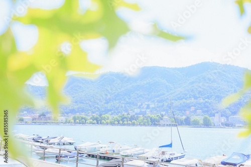 湖畔から望む、イタリアのコモ湖の湖畔の街並み photo