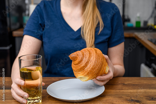 Jeść śniadanie na słodko, francuski rogal croissant photo