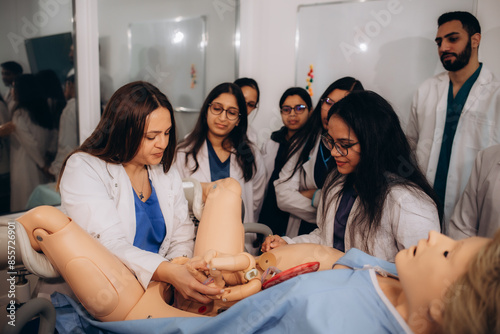 Tableau sur toile Medical students learn to deliver babies