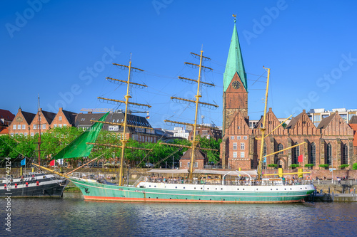 Obraz na płótnie Cityscape of Bremen at a sunny summer day, Germany w salonie