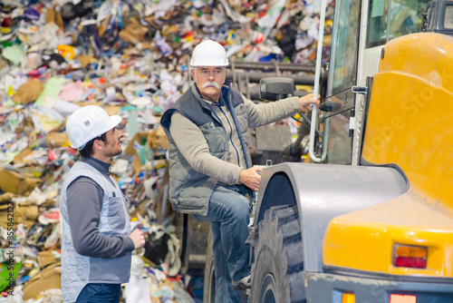 Tapety artystyczne workers in a recycle center