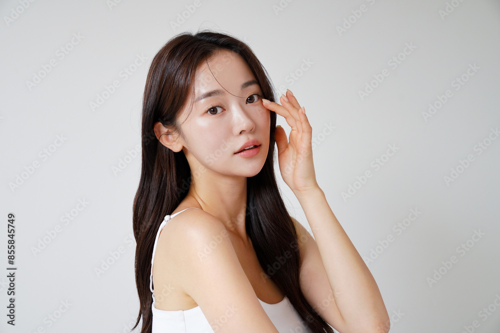 Fototapeta premium 自然光で撮影をした若い女性の美容イメージ