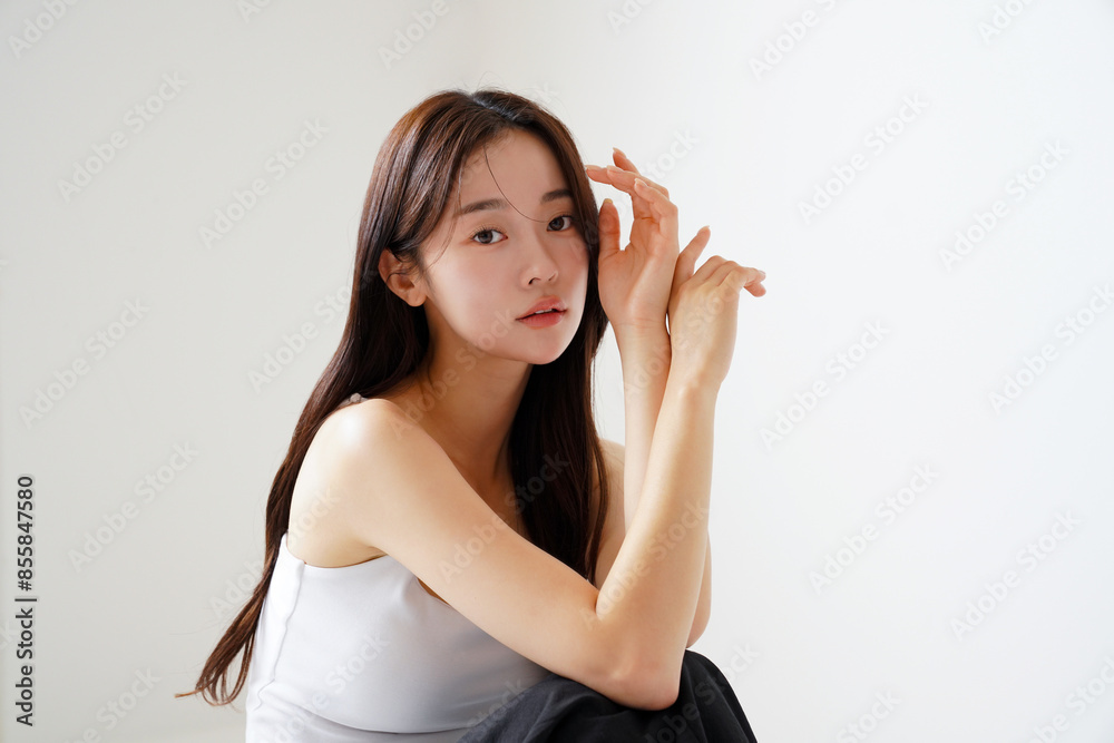 Fototapeta premium 自然光で撮影をした若い女性の美容イメージ