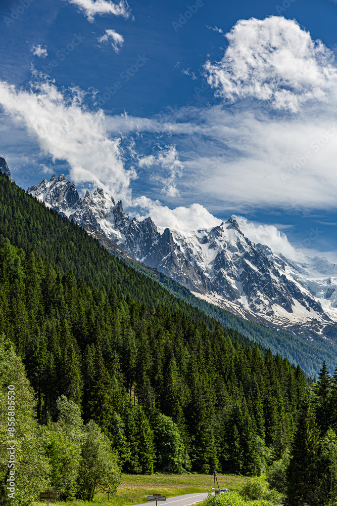 Les Aiguilles de Chamonix, dans le Massif du Mont-Blanc, Haute-Savoie, France Les Aiguilles de Chamonix, dans le Massif du Mont-Blanc, Haute-Savoie, France