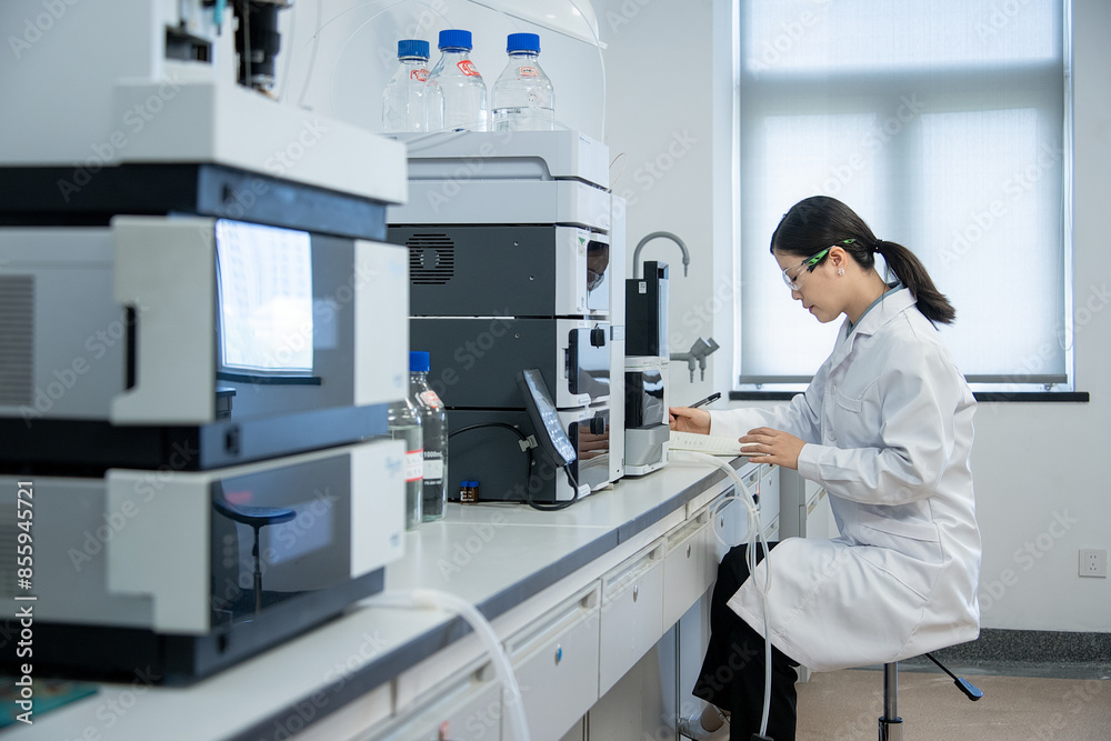 Obraz premium doctor working on computer in lab