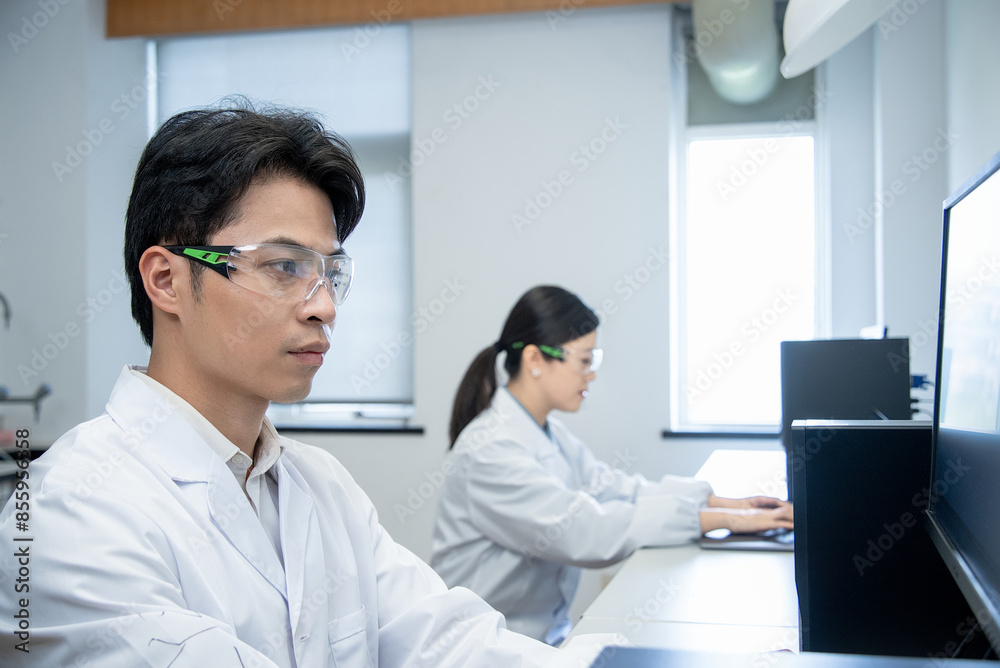 Obraz premium doctor working on computer in lab