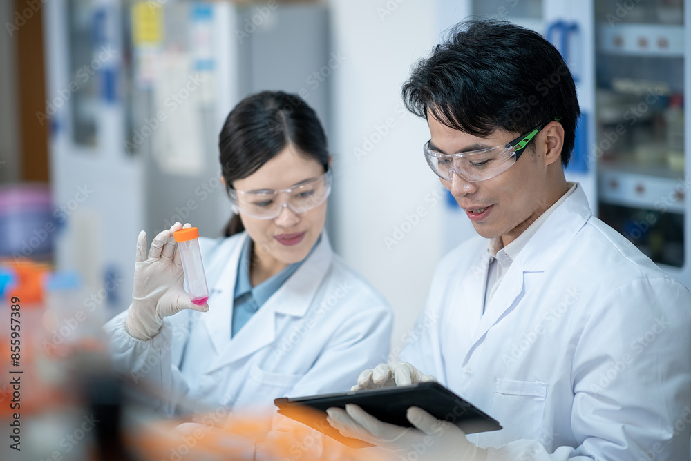Obraz premium doctor working with tablet in lab