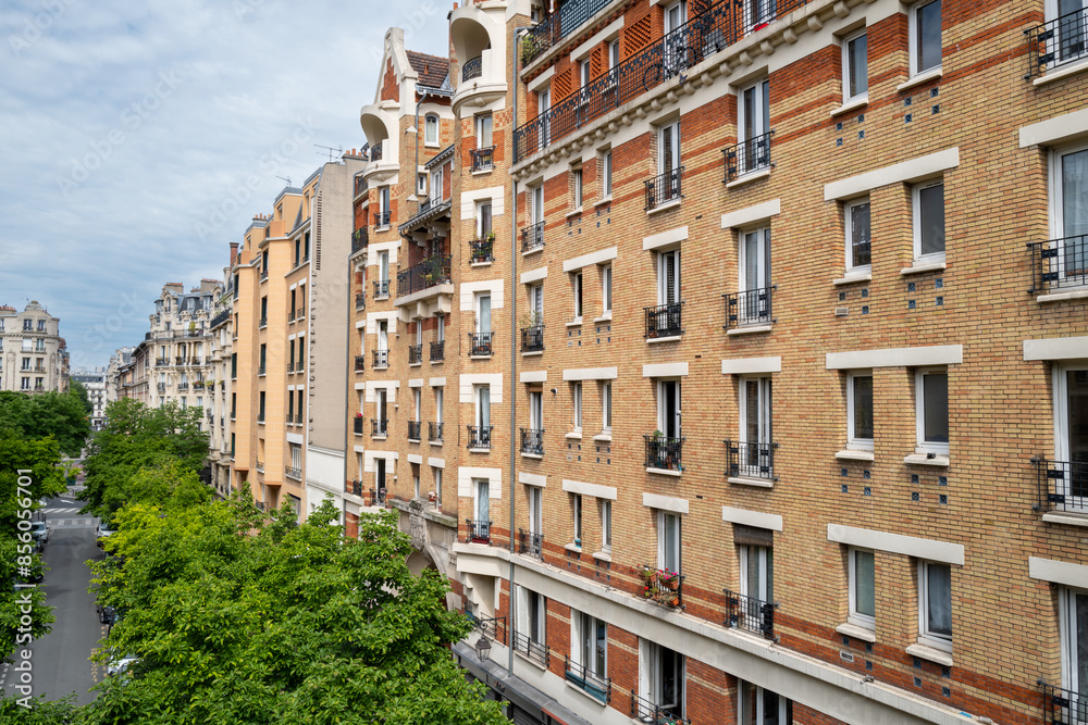 Fototapeta premium vue d'une rue dans le douzième arrondissement de Paris en France