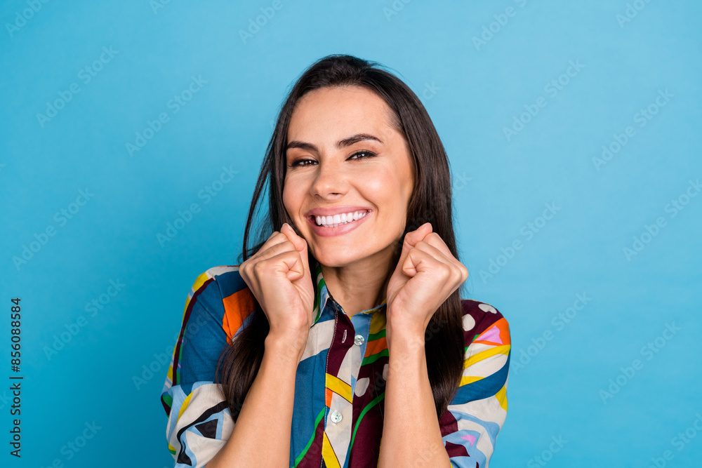 Φωτογραφία Photo portrait of pretty young girl winning celebrate wear trendy colorful print