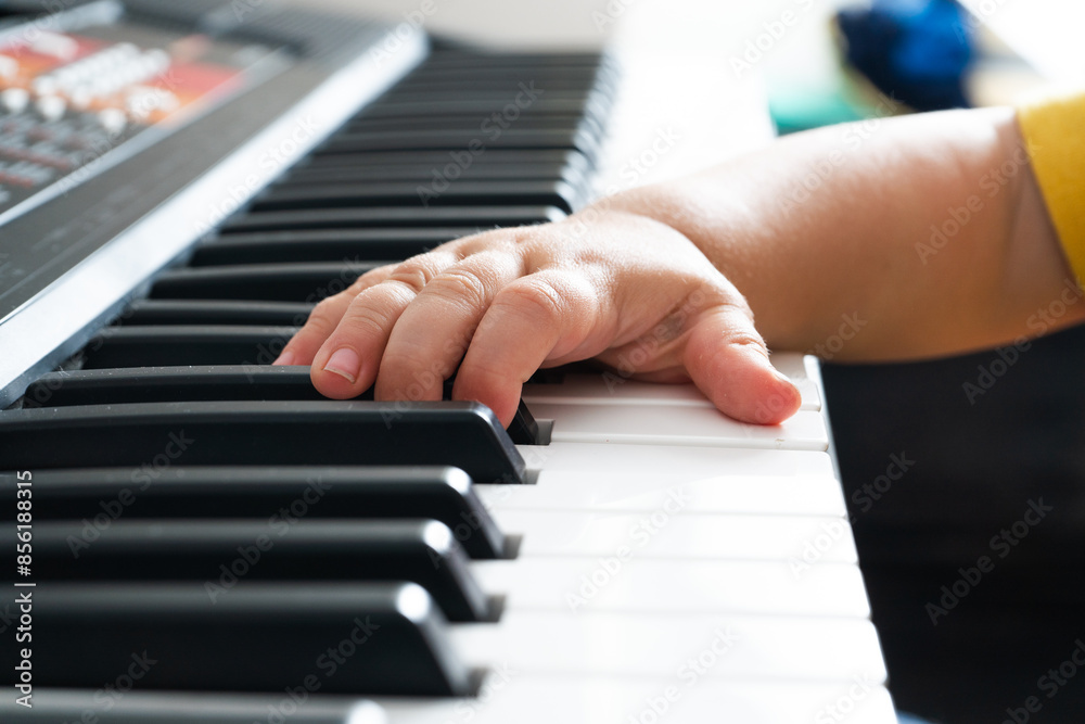 Obraz premium child learning to play the piano