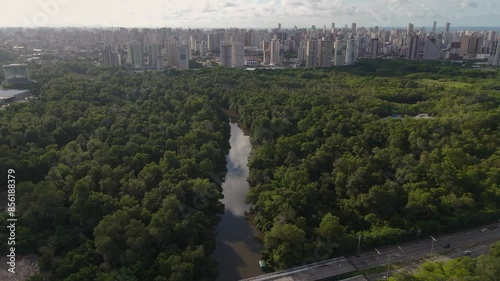 Drone sobrevoa o Rio Cocó com cidade ao fundo