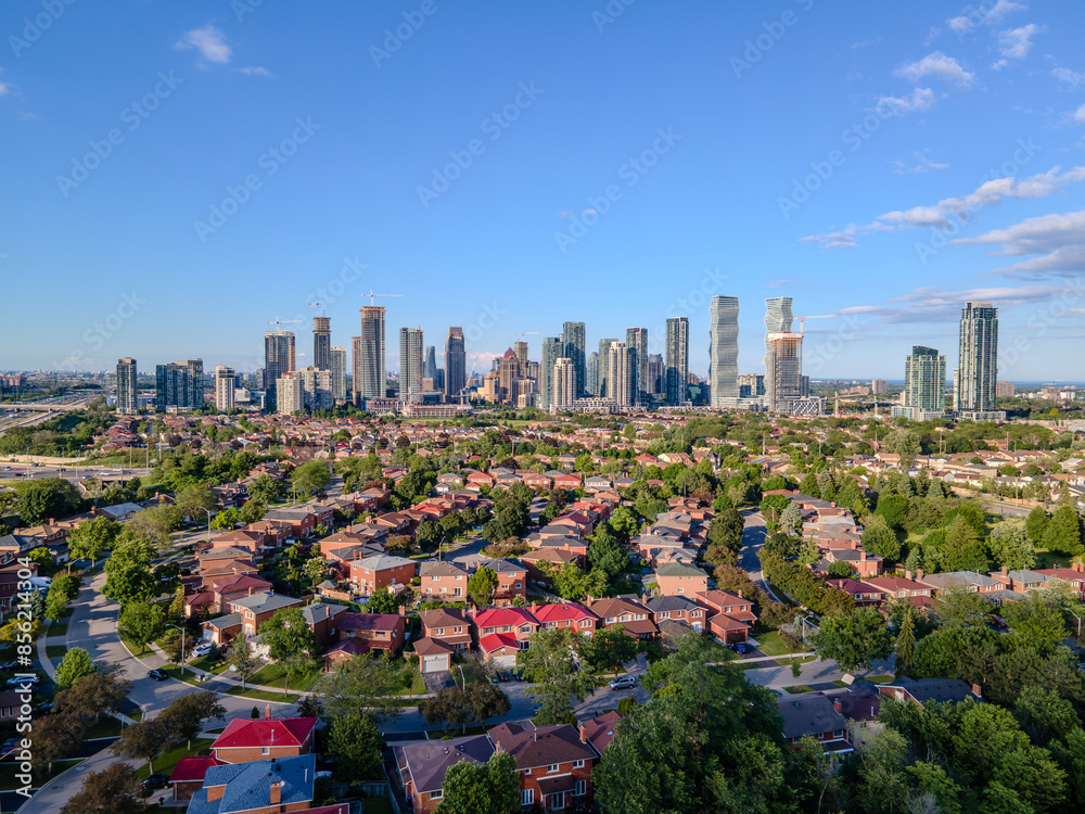 Obraz premium Night view of a cityscape with a mix of residential and commercial buildings