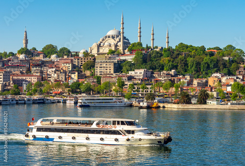 Photos Istanbul cityscape with Suleymaniye mosque and cruise boat in Golden Horn bay, T