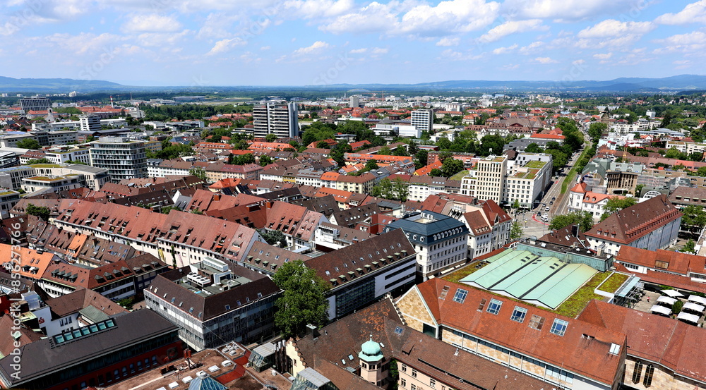 Fototapeta premium Nördliche Altstadt von Freiburg und Freiburg Herdern