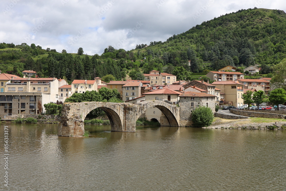 Ruines du vieux pont Galard sur le fleuve Loire, ville de Brives-Charensac, département de la Haute Loire, France