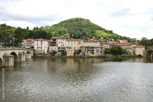 Vue d'ensemble de la ville le long du fleuve Loire, ville de Brives-Charensac, département de la Haute Loire, France