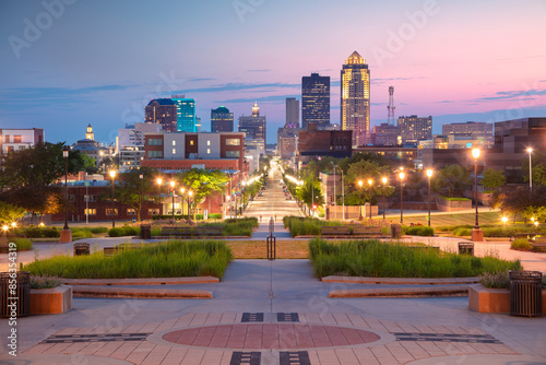 Obraz na płótnie Des Moines, Iowa, USA. Cityscape image of Des Moines skyline, Iowa, USA at summer sunset. w salonie