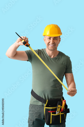 Male construction worker wi...