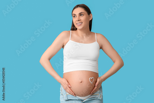 Young pregnant woman with h...