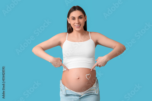 Young pregnant woman with h...