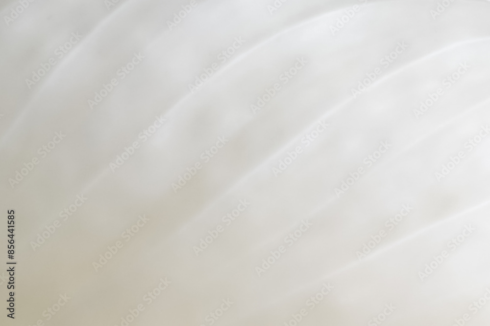 Obraz premium Simple white background with smooth curved lines