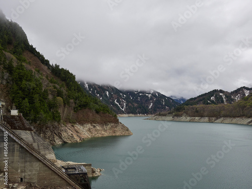 初夏の立山黒部アルペンルートの黒部ダムの風景