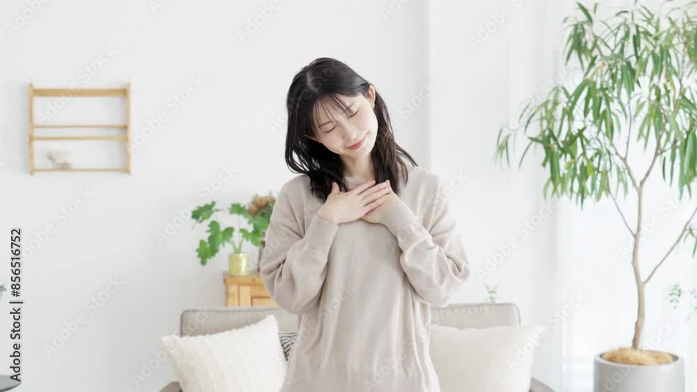 胸に手を当て幸せを感じる女性 胸に手を当て幸せを感じる女性