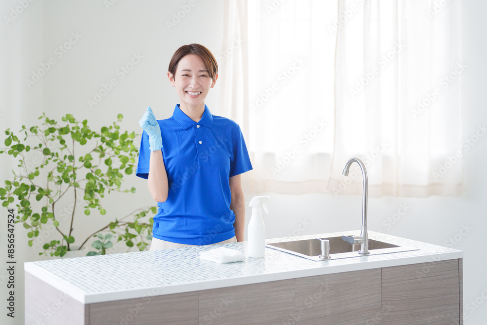 キッチンを掃除する清掃業者の女性スタッフ（ハウスクリーニング・家事代行）