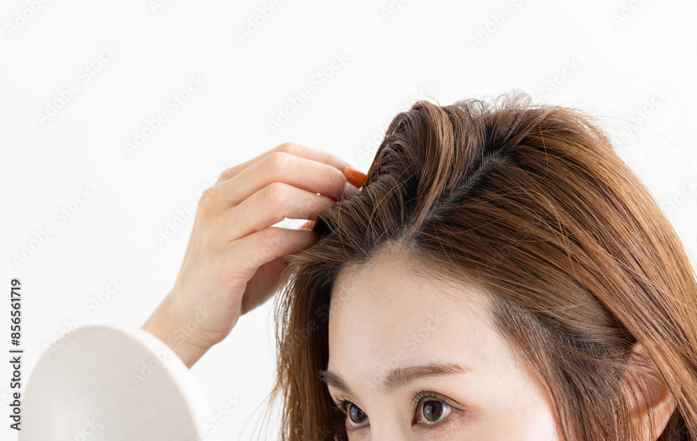 Naklejka premium 生え際を気にする女性 hair care