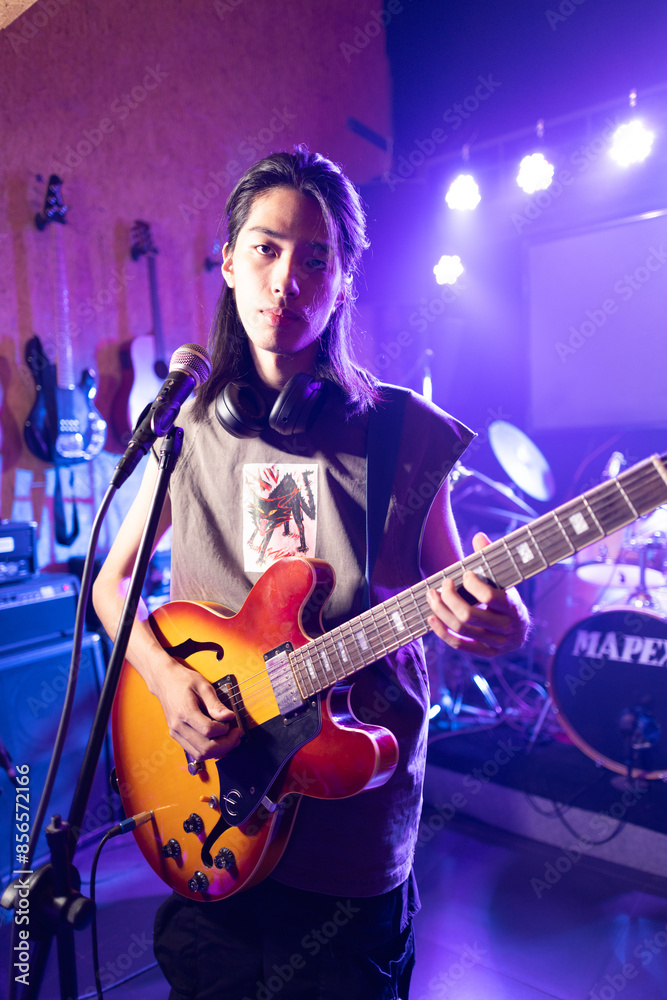 Obraz premium Young men performing on stage