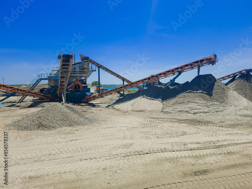 Mine lake gravel grading machine