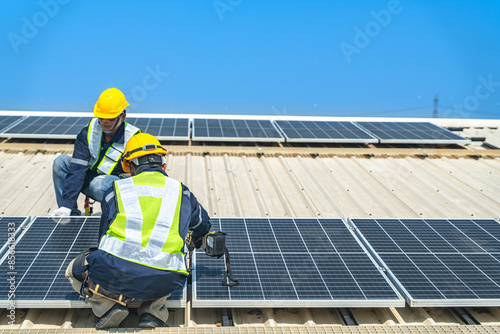 Wallpaper Mural Worker Technicians are working to construct solar panels system on roof with sky and clound on background. Installing solar photovoltaic panel system. Renewable clean energy technology concept. Torontodigital.ca