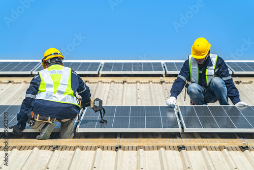 Wallpaper Mural Worker Technicians are working to construct solar panels system on roof with sky and clound on background. Installing solar photovoltaic panel system. Renewable clean energy technology concept. Torontodigital.ca