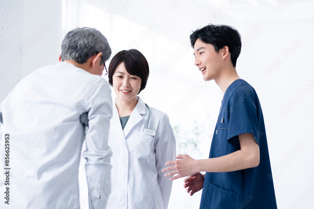 診察室で診察結果を説明する医師と患者 診察室で診察結果を説明する医師と患者