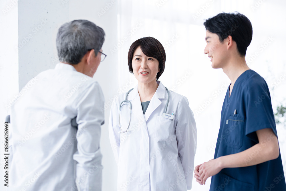 診察室で診察結果を説明する医師と患者 診察室で診察結果を説明する医師と患者