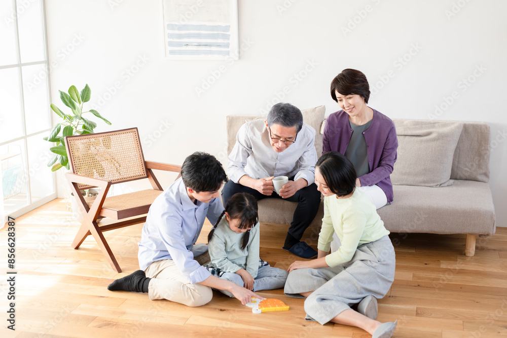 リビングで遊ぶ三世代家族