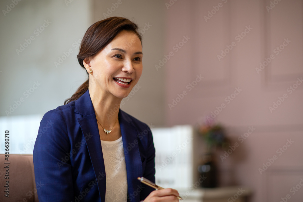 オフィスで打合せをするビジネス女性 オフィスで打合せをするビジネス女性