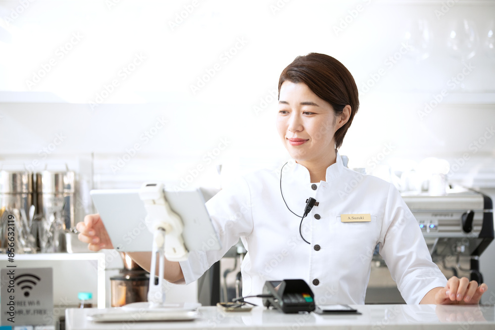 タブレットでレジを打っている女性 タブレットでレジを打っている女性