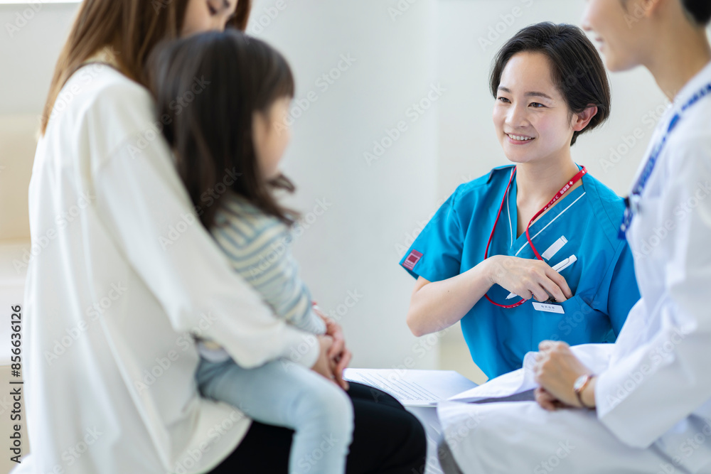 笑顔で患者に接する看護師