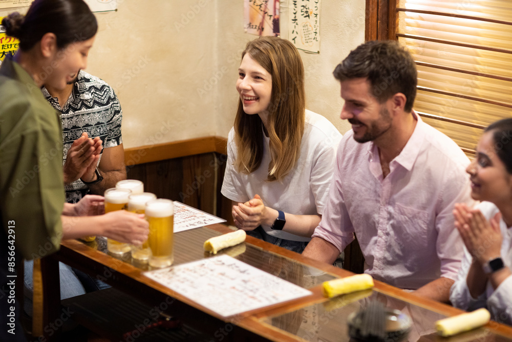 居酒屋を楽しむ外国人グループ 居酒屋を楽しむ外国人グループ